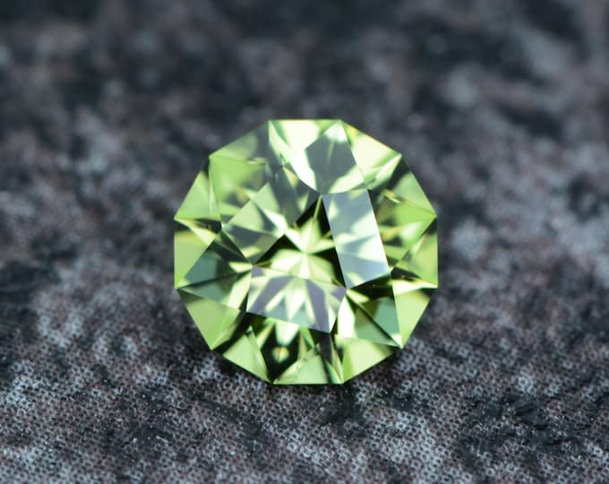 Peridot 0.96 carats green from China, naturally untreated, faceted, precision cut in Germany