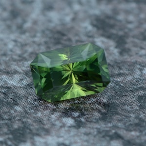 Sapphire 1.17 carat yellow-green / blue-green from Australia untreated faceted, precision cut from Germany