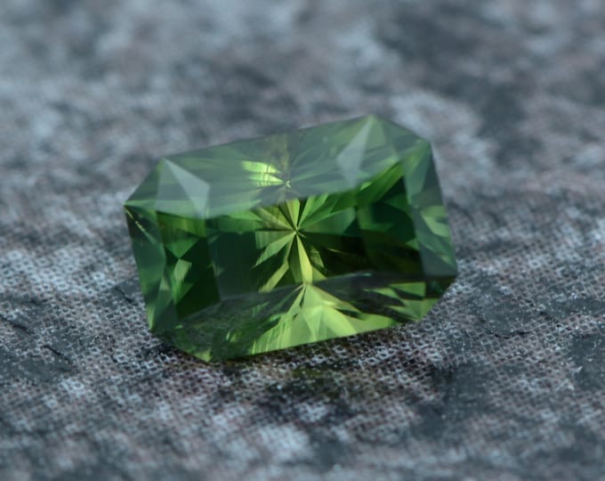 Sapphire 1.17 carat yellow-green / blue-green from Australia untreated faceted, precision cut from Germany