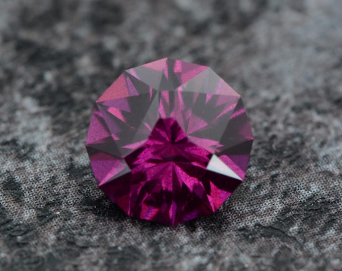 Rhodolite garnet, 2.45 carats, pink berry, natural and untreated, from Tanzania, Africa; precision cut in Germany.