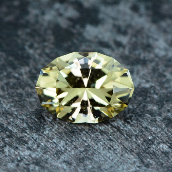 Heliodor 3.86 carat golden yellow from Brazil, untreated, faceted, precision cut from Germany