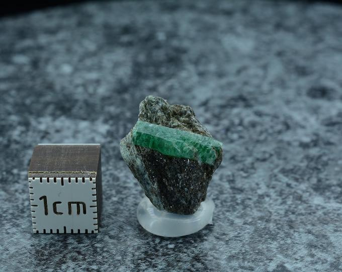 Rare rarity, green emerald on biotite slate matrix, emerald grade Habachtal Austria, 18.3 x 14.3 x 9.2 mm