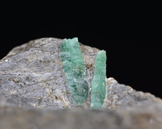 Rare rarity, 2 beautiful green emeralds on biotite slate, emerald specimen Habachtal Austria AT, 65.7 x 34.3 x 26.5 mm