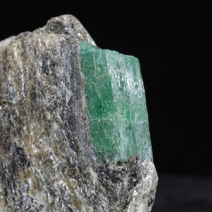 Seltene Rarität , grüner Smaragd auf Biotitschiefermatrix , Smaragdstufe Habachtal Österreich AT , 39,5 x 28,2 x 8,5 mm