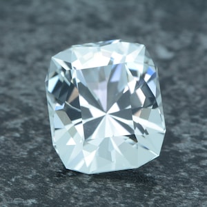 Topaze 41,60 carats incolore de Namibie facettée, taillée avec précision en provenance d&#39;Allemagne