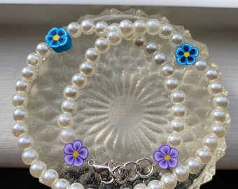 Collana di perle e fiori di perline