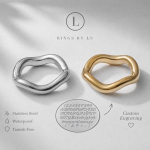 Könnte beinhalten: Zwei gewellte Ringe, einer silberfarben und einer goldfarben, aus Edelstahl. Das Bild enthält den Text Rings By Lu, Stainless Steel, Waterproof, Tarnish Free und Custom Engraving sowie eine Tabelle mit verfügbaren Zeichen für die Gravur.