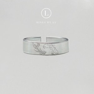 Könnte beinhalten: Verstellbarer Ring in Silber mit gebürsteter Oberfläche. Der Ring hat ein geätztes Design von zwei Koi-Karpfen. Der Text "RINGS by LU" ist über dem Ring sichtbar.