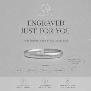 Könnte beinhalten: Ein silberfarbener, verstellbarer Ring mit offenem Banddesign. Der Text lautet: ENGRAVED JUST FOR YOU, YOUR WORDS. YOUR STORY. YOUR RING. RINGS BY LU. Beispiele sind I & M, forever, 11.07.23, be kind und ein Herzsymbol. Symbole zeigen leicht, verstellbar und Geschenk.