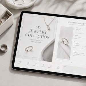 Könnte beinhalten: Ein digitales Tablet mit einer Schmuckkollektions-Journal-Oberfläche mit dem Text My Jewelry Collection, neben einem beigen Schmuck-Organizer-Tablett mit mehreren silbernen Ringen und einer silbernen Halskette auf einer grauen Oberfläche.