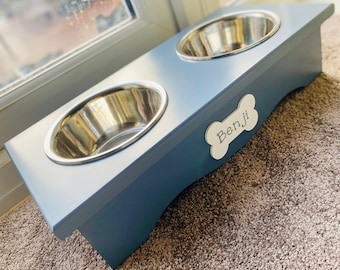 Suporte de madeira personalizado para tigelas de cachorro, com duas tigelas de aço inoxidável e nome do animal de estimação personalizado.