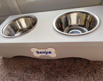 Suporte de madeira personalizado para tigelas de cachorro, com duas tigelas de aço inoxidável e nome do animal de estimação personalizado.