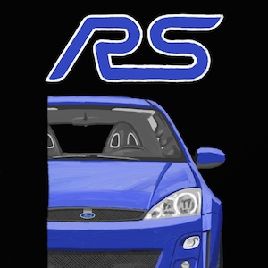 Może przedstawiać: Niebieski Ford Focus RS z logo RS nad samochodem. Samochód jest modelem z 2002 roku i jest pierwszą generacją Focusa RS.