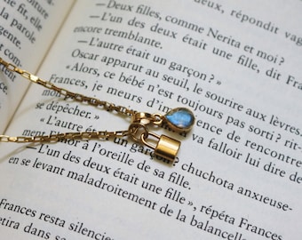 Stainless steel chain necklace with labradorite charm and padlock / Labradorite pendant necklace / gift idea