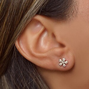 Daysi Flower Earrings,Sterling Silver, Dainty, Delicate, Gift for her, Bridemaids, Zirconia Earrings, Flower Earrings, Flower Jewelry