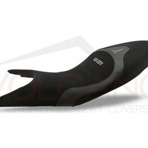 Puede incluir: Asiento de moto negro con un logotipo gris y verde que dice "821".