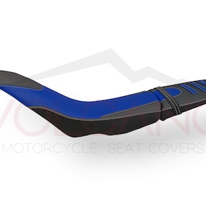 Può includere: Coprisedile per moto blu e nero con un design testurizzato e cuciture bianche.