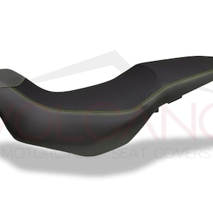 Può includere: Sella per moto nera con cuciture gialle. La sella è progettata per il comfort e la durata.