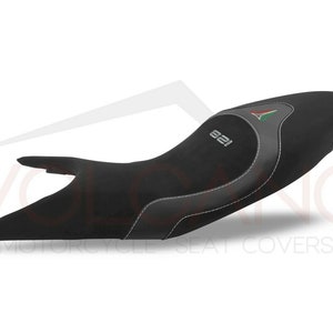 Puede incluir: Asiento de moto negro con detalles de costura gris y blanco. El asiento tiene un área elevada en el centro y el texto "821" está impreso en el asiento.