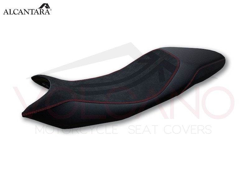 以下が含まれることがあります： 赤いステッチと黒いアルカンターラのロゴが付いた黒いオートバイシートカバー。シートカバーは、テクスチャ加工された表面と隆起したデザインになっています。