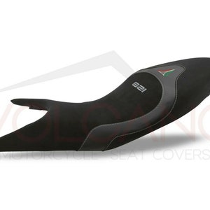 Puede incluir: Asiento de moto negro con costuras grises y un logotipo gris "821". El asiento tiene un diseño elevado y contorneado.