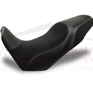 Può includere: Sella per moto nera con texture in fibra di carbonio e cuciture bianche. La sella ha una sezione rialzata al centro per un maggiore comfort.