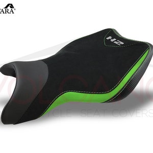 Può includere: Coprisedile per moto nero e verde con la scritta "H2" sul retro. Il coprisedile è realizzato in tessuto Alcantara.