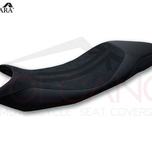 以下が含まれることがあります： 黒のアルカンターラロゴと黒とグレーのストライプデザインが施された、黒いオートバイシートカバー。シートカバーはアルカンターラ素材で作られています。