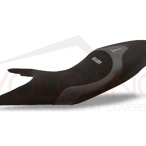 Puede incluir: Asiento de moto negro con costuras rojas y un panel gris con el texto "821" en blanco.