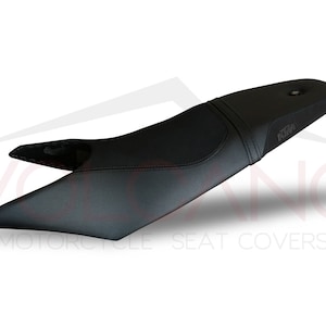 Puede incluir: Funda de asiento de moto negra con el logotipo de KTM.