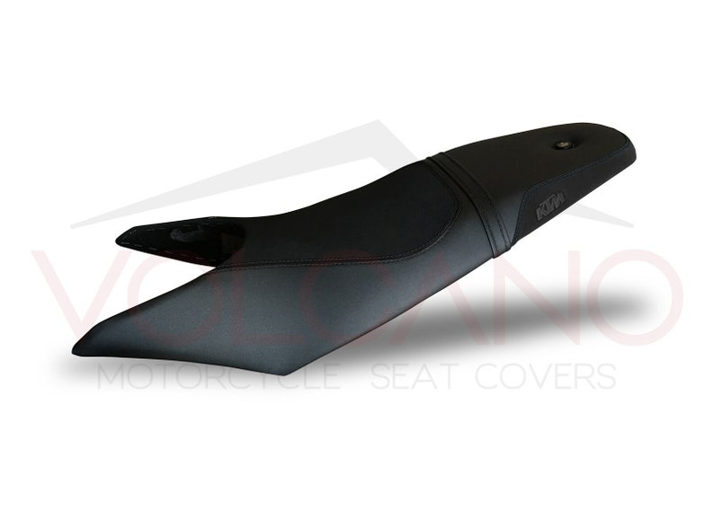 Puede incluir: Funda de asiento de moto negra con el logotipo de KTM.