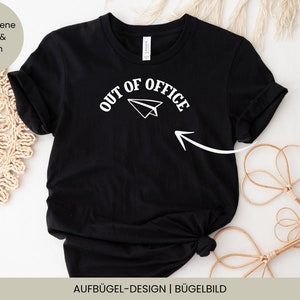 Könnte beinhalten: Schwarzes T-Shirt mit weißem Text, der "Out of Office" mit einem Papierflieger-Motiv sagt. Der Text ist in einem Bogen über dem Flugzeug.