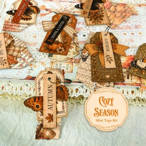 Op de afbeelding: Een verzameling decoratieve papieren labels met herfstthema's, vlinders, pompoenen en geruite strikken. De labels bevatten gedrukte teksten zoals Enjoy Today, Leaves & Lattes, Gather en Autumn. Een rond label vermeldt Positive Chic Cozy Season Mini Tags Kit.