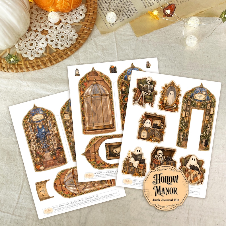 Op de afbeelding: Drie vellen papier met gestanste stickers van skeletten, geesten, katten en architecturale elementen zoals boogdeuren en ramen. De tekst op het label luidt Positive Chic Hollow Manor Junk Journal Kit.