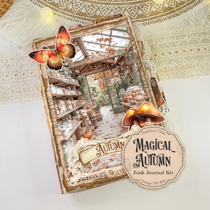 Puede incluir: Un kit de diario creativo con una imagen central de un invernadero lleno de hojas de otoño, frascos y calabazas. El kit incluye un recorte de mariposa, ilustraciones de setas y una etiqueta con el texto Positive Chic MAGICAL AUTUMN.