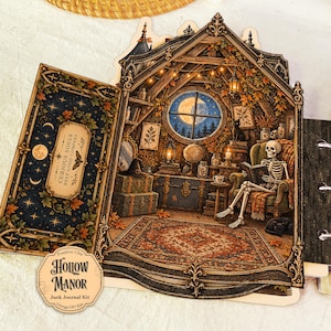 Op de afbeelding: Een junk journal kit genaamd Hollow Manor met een gestanste omslag met een donkerblauwe sterrenhemel, herfstbladeren en een label met de tekst Curious Souls Keep Good Company. De binnenkant toont een skelet dat leest in een kamer.