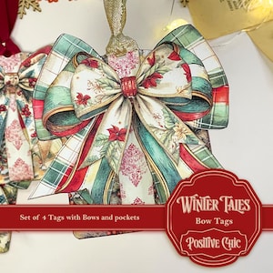 Könnte beinhalten: Dekorative Schleifenanhänger mit Winterthema. Die Anhänger haben ein Schleifendesign mit roten, grünen und cremefarbenen Farben, verziert mit Blumen- und Karomustern. Die Anhänger haben ein rotes Band und den Text "Winter Tales Bow Tags Positive Chic".