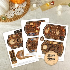 Op de afbeelding: Drie vellen bedrukt papier met illustraties van een bibliotheekinterieur met boekenplanken, pompoenen en geesten. De tekst bevat "Books Go Bump in the Night" en "Hollow Manor Junk Journal Kit" op een beige achthoekig label.