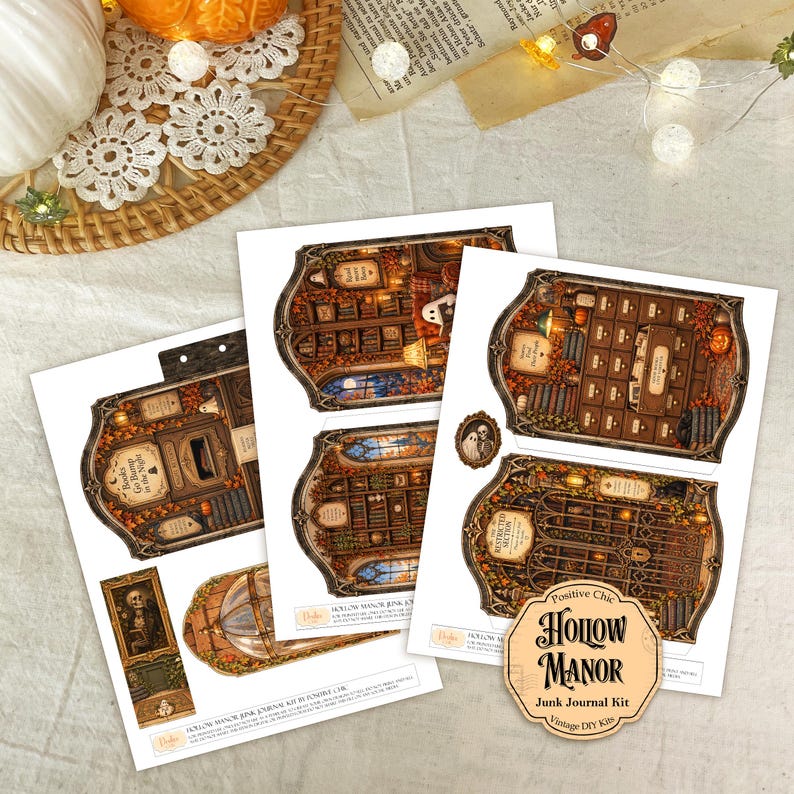 Op de afbeelding: Drie vellen bedrukt papier met illustraties van een bibliotheekinterieur met boekenplanken, pompoenen en geesten. De tekst bevat "Books Go Bump in the Night" en "Hollow Manor Junk Journal Kit" op een beige achthoekig label.