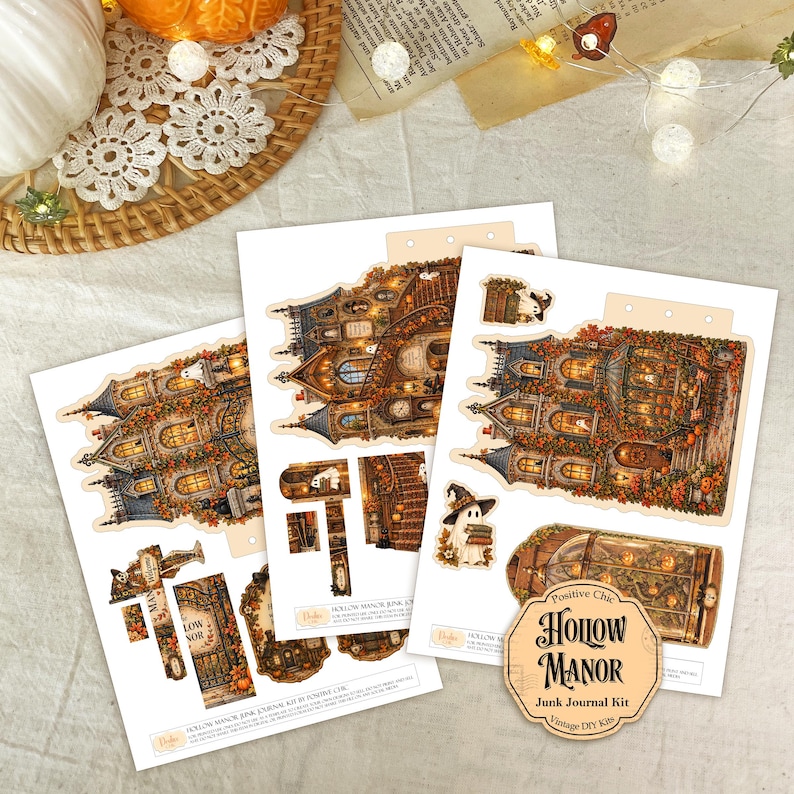 Op de afbeelding: Drie vellen papier met gestanste illustraties van een spookhuis, geesten en herfstbladeren. De vellen bevatten de tekst Hollow Manor Junk Journal Kit en Positive Chic. De ontwerpen bevatten oranje en bruine tinten.