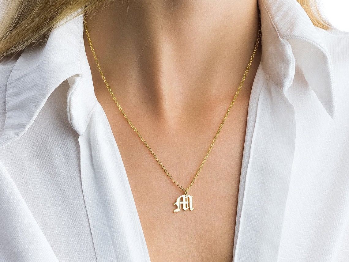 Vieux collier initial anglais collier gothique initial de  Etsy