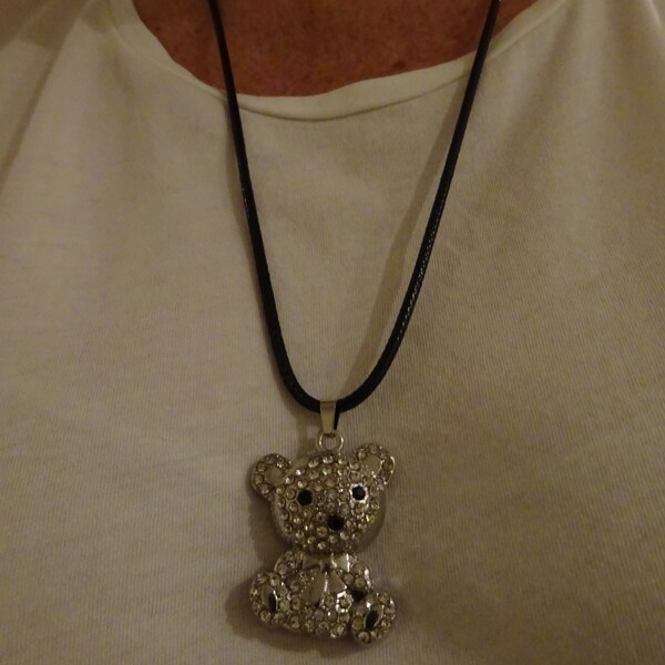 Collier cordon avec breloque petit ourson en strass