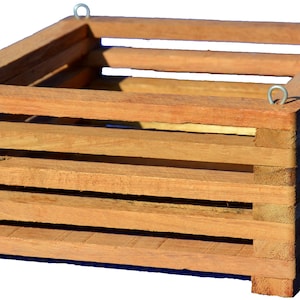 Puede incluir: Un macetero cuadrado de madera para colgar con cuatro ganchos metálicos. El macetero está hecho de madera marrón claro y tiene un diseño de listones.