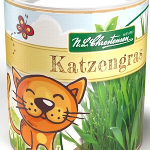 Può includere: Un contenitore cilindrico di erba gatta con un'illustrazione di un gatto arancione. Il contenitore presenta il testo "Katzengras" e il marchio "N.L. Christensen" con il testo "seit 1867". L'erba gatta è verde e fresca.