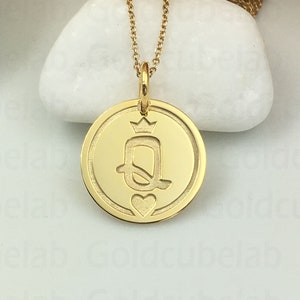 Real 14k Solid Gold Queen of Hearts Necklace, Personalized Queen of Hearts Pendant, Playing Card Necklace Disc, Gold Queen of Heart Jewelry