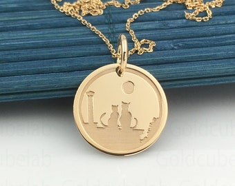 Peut inclure: Collier doré avec un pendentif rond représentant une silhouette de deux chats, une tour et une lune. La chaîne est fine. Le design est minimaliste et élégant, idéal pour les amoureux des chats.
