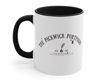 Taza de cerámica inspirada en Mujercitas Pickwick Portfolio para fanáticos literarios de Louisa May Alcott y ávidos lectores de libros. Taza literaria para fanáticos de Mujercitas.
