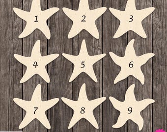 Pode incluir: Nove recortes de estrelas do mar bege, cada um numerado de 1 a 9, dispostos sobre um fundo de madeira. As estrelas do mar são uniformemente espaçadas e têm uma aparência natural e inacabada. A imagem inclui uma pequena bandeira americana e o texto "MADE IN USA".