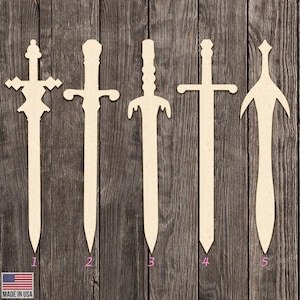 Puede incluir: Cinco recortes de espadas de madera de varios diseños, dispuestos verticalmente sobre un fondo de vetas de madera oscura. Cada espada tiene una empuñadura y una forma de hoja únicas, con los números 1-5 en rosa. Las palabras "MADE IN USA" están en la esquina inferior izquierda.