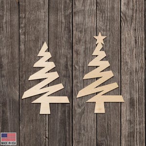 Può includere: Due ritagli di legno a forma di albero di Natale. Un albero ha una stella in cima. Gli alberi sono fatti di legno chiaro e hanno un design geometrico. Lo sfondo è una superficie di legno rustico.